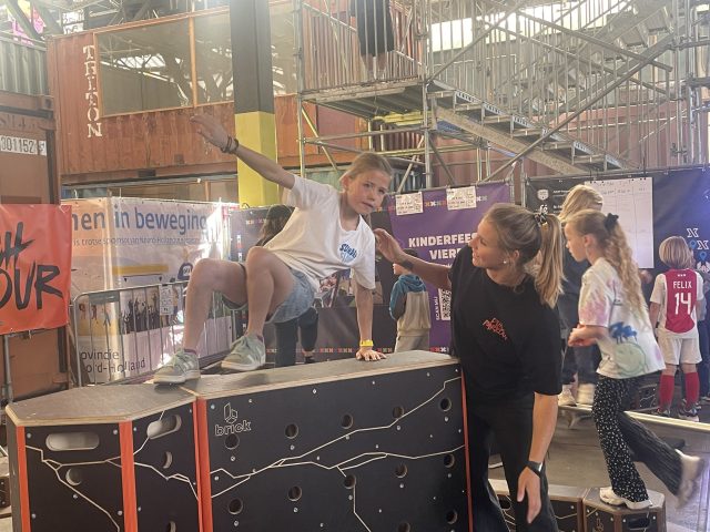 Bo Zuijderwijk laat kinderen op beweegplein kennis maken met Parkour: ‘Alles komt samen’